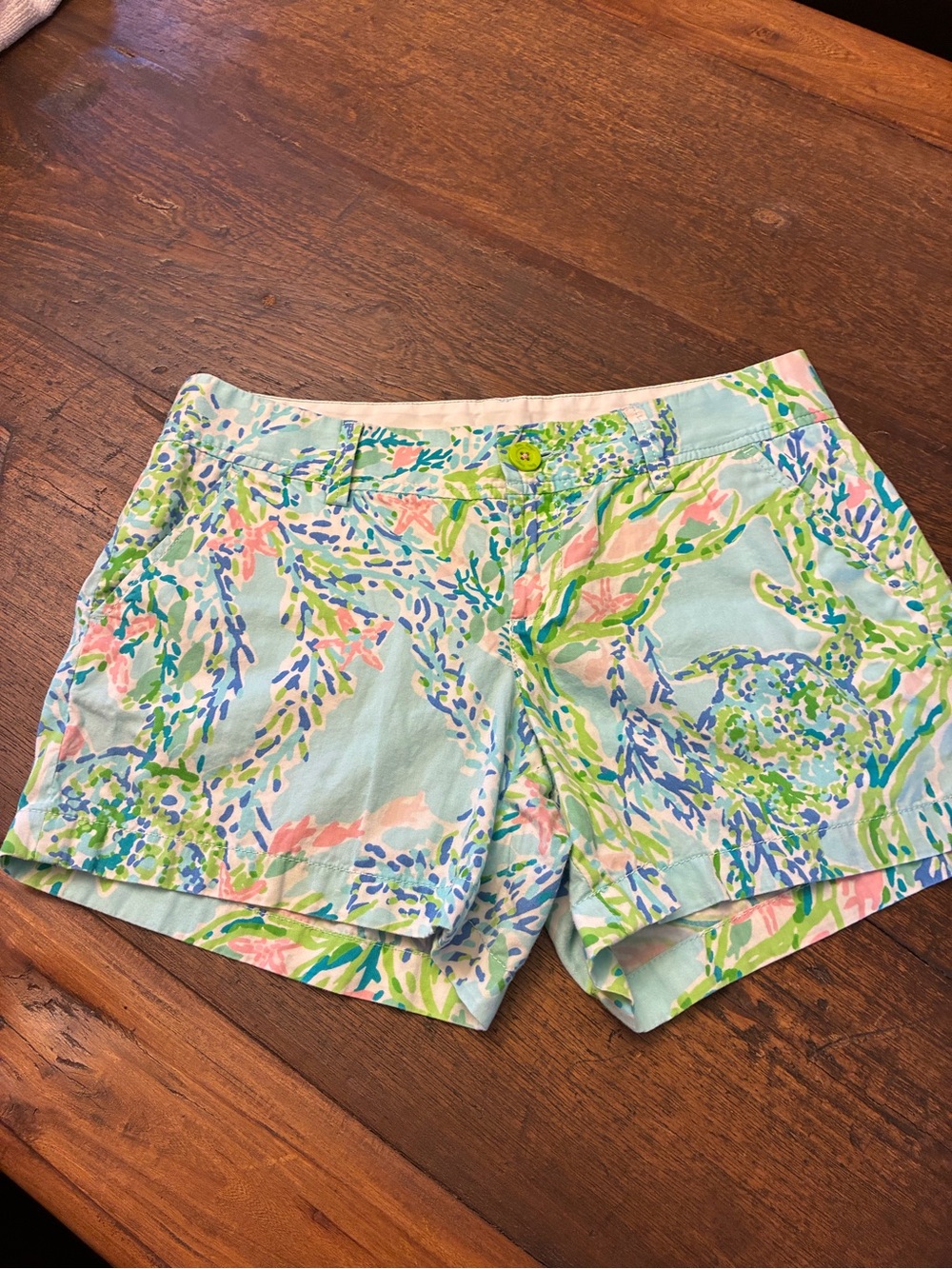 Lilly Pulitzer Seafoam Floral Print Women’s Shorts with front zip Size 8